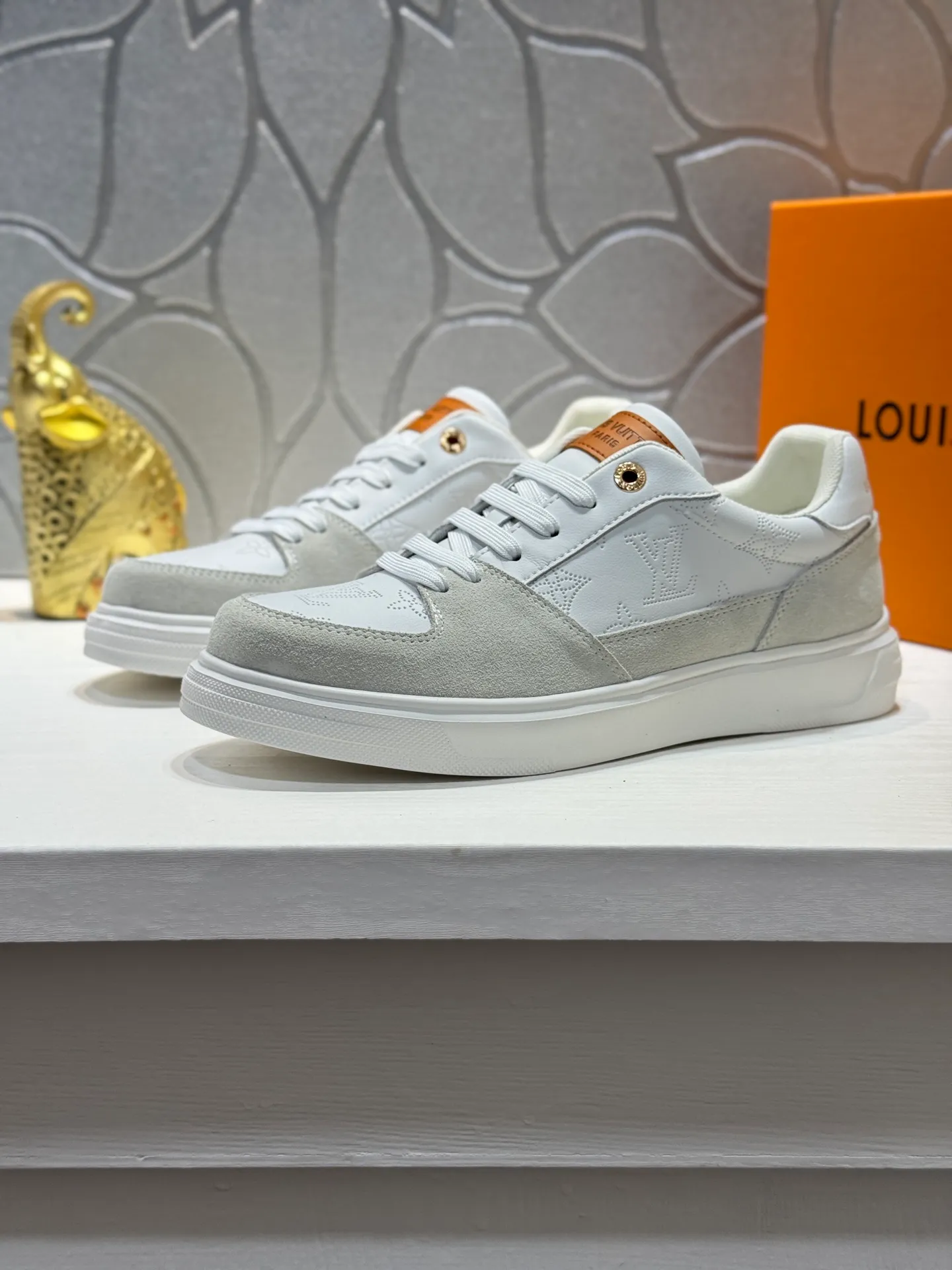 Men's shoes 💰400 [New model] 🌂🌂Top original order - Louis Vuitton®️ Trendy and fashionable yet low-key men's casual shoes, LV cowhide embossed upper, comfortable and breathable, mesh lining, original rubber outsole, 2 colors available ~ a must-have for stylish men. Size: 38-44 (45 customized